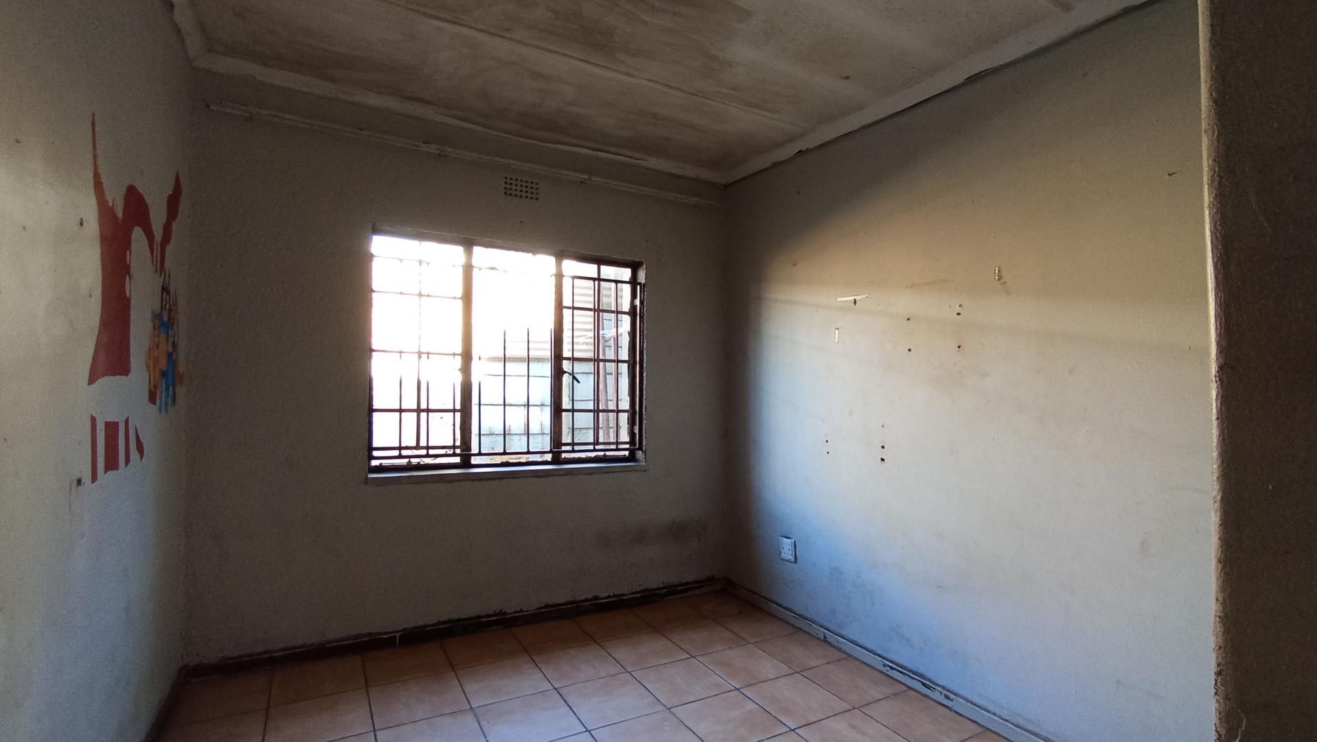 Bed Room 1 - 11 square meters of property in Elsburg