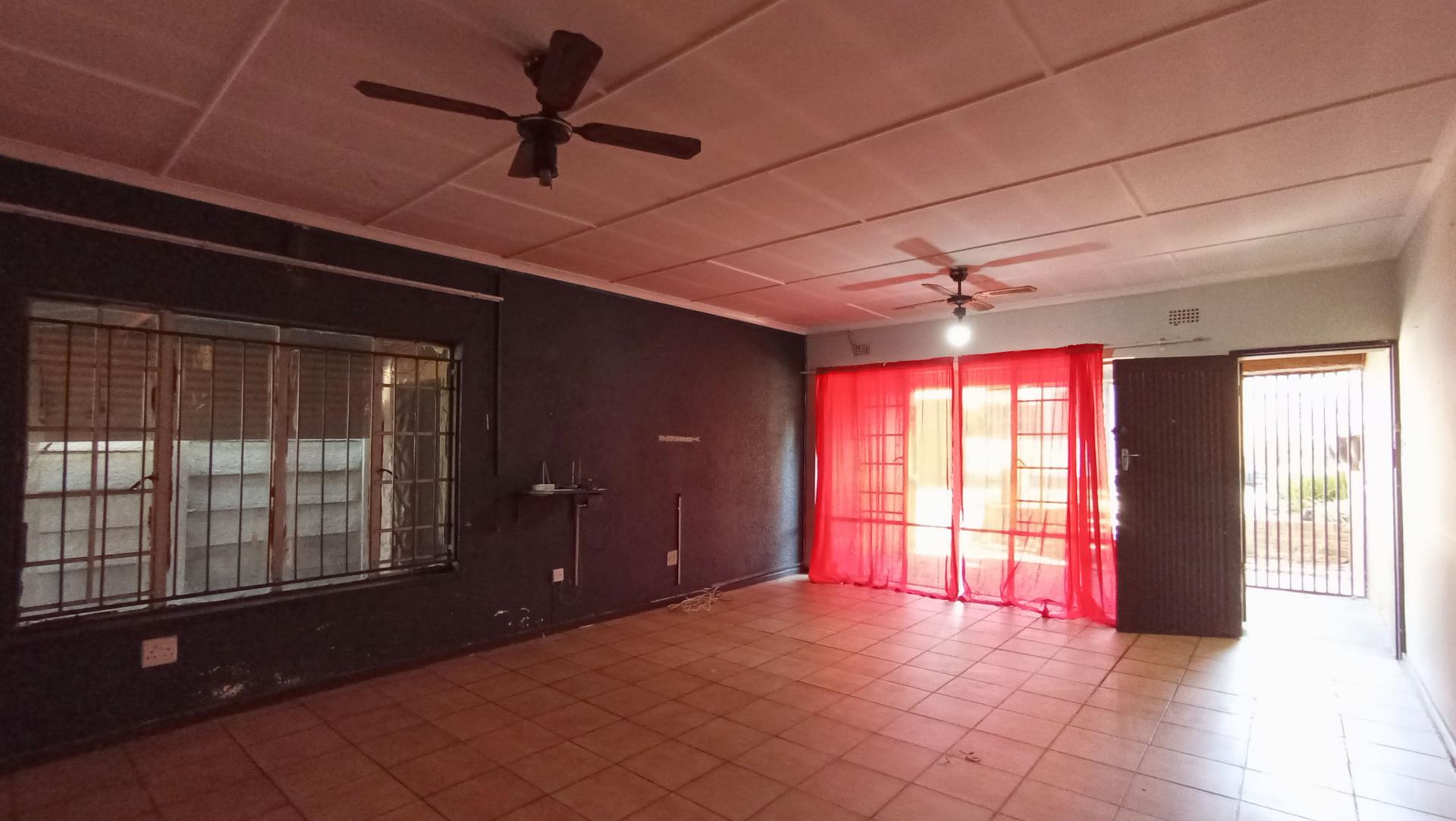 Dining Room - 14 square meters of property in Elsburg