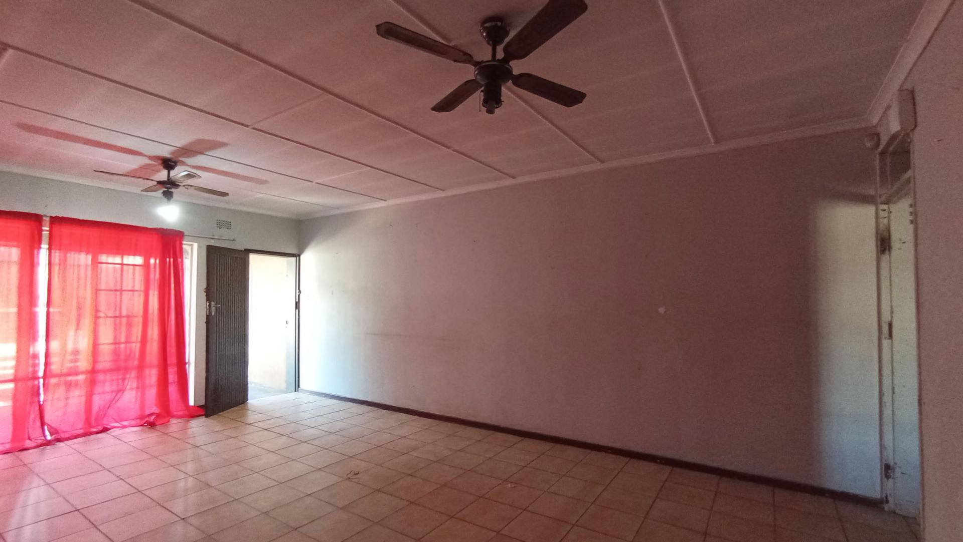 Dining Room - 14 square meters of property in Elsburg