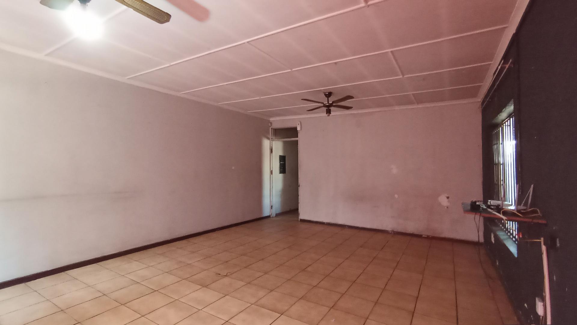 Lounges - 16 square meters of property in Elsburg