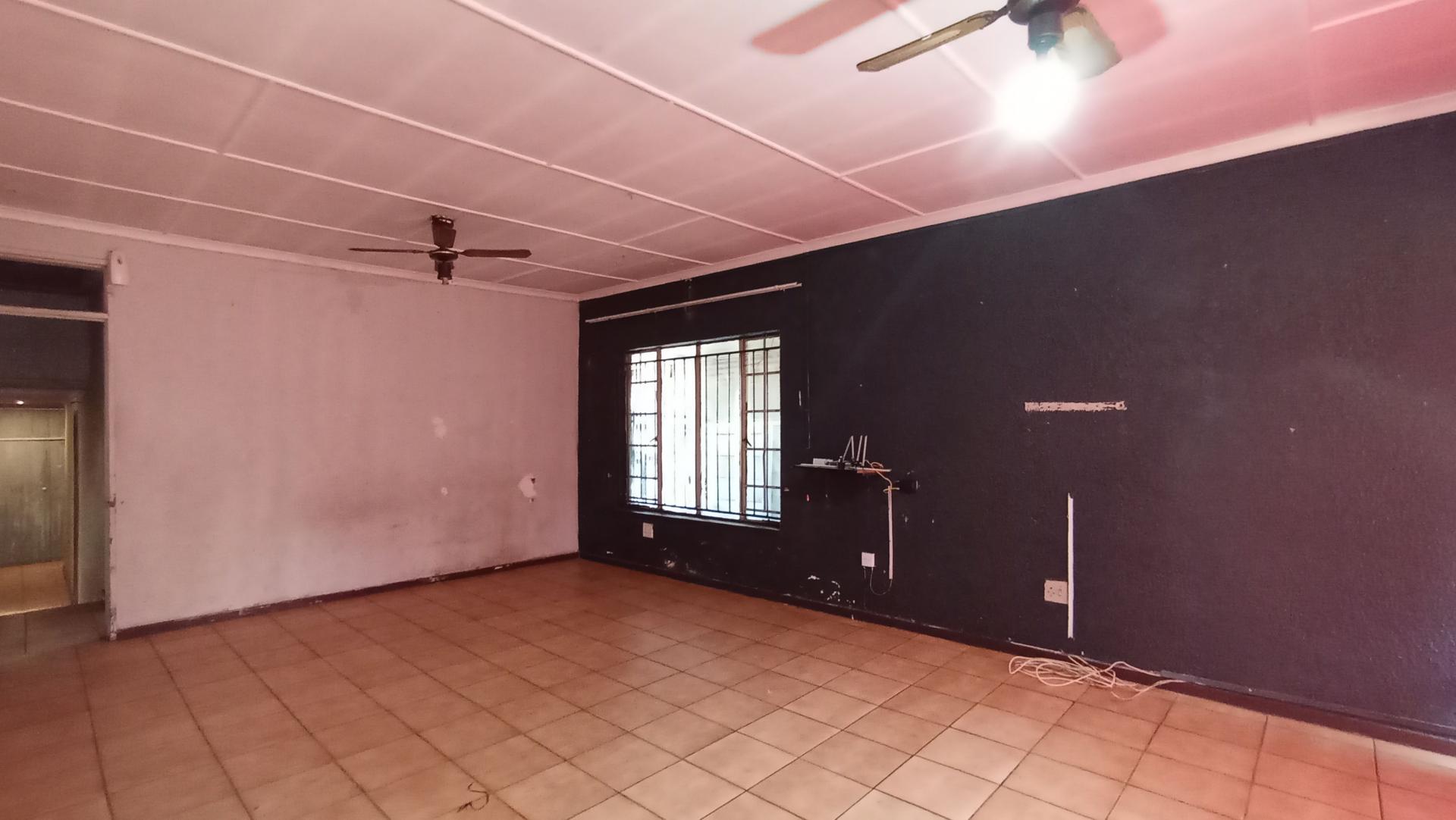 Lounges - 16 square meters of property in Elsburg