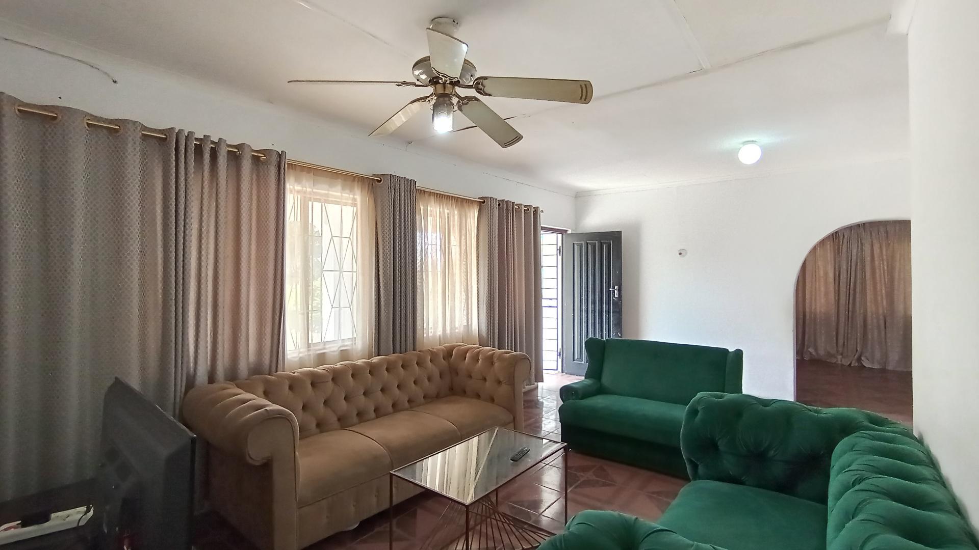 Lounges - 31 square meters of property in Dawncrest