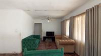 Lounges - 31 square meters of property in Dawncrest