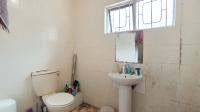 Main Bathroom - 6 square meters of property in Dawncrest