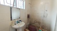 Main Bathroom - 6 square meters of property in Dawncrest