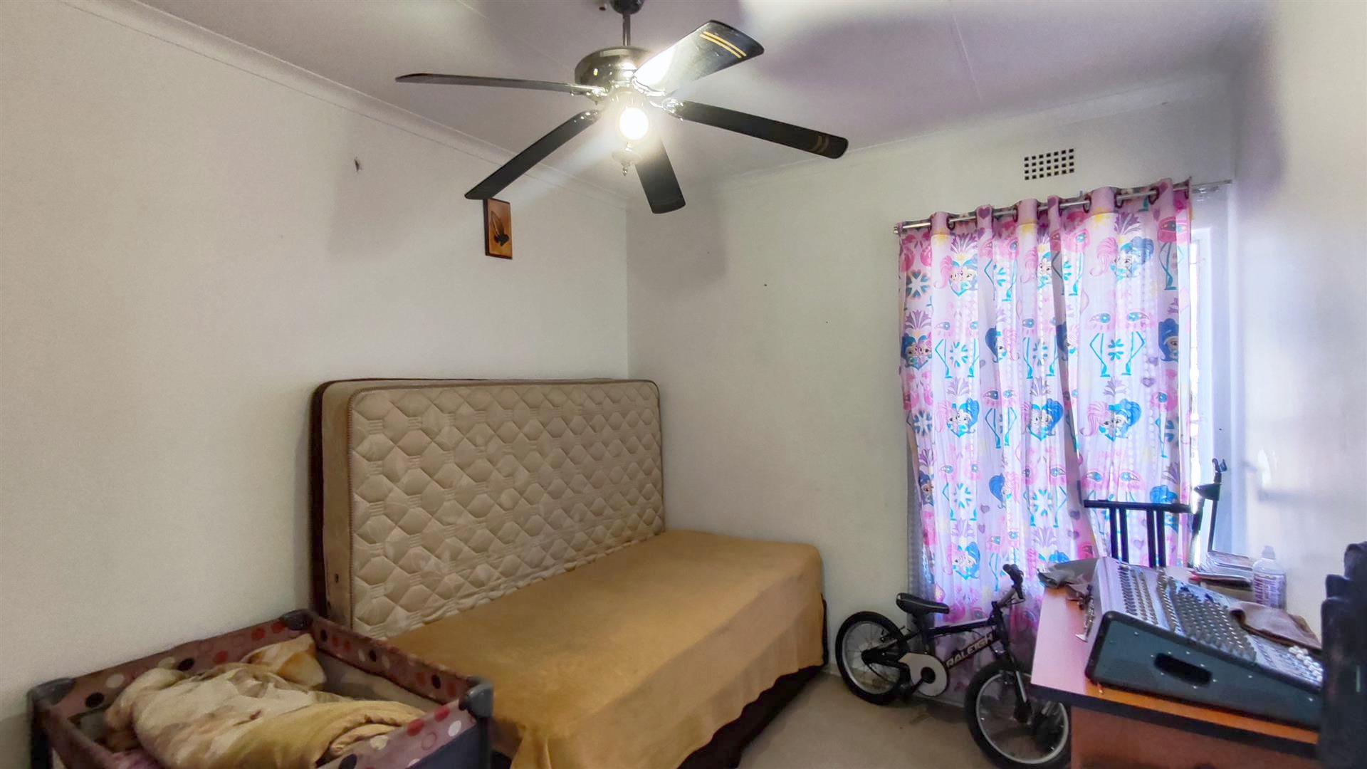 Bed Room 1 - 14 square meters of property in Birchleigh North