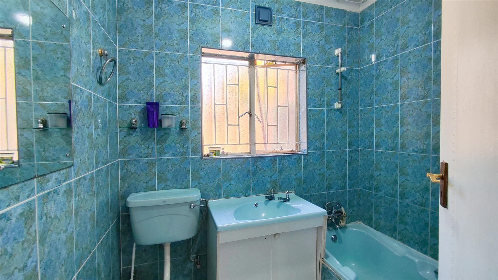 Bathroom 1 - 5 square meters of property in Birchleigh North