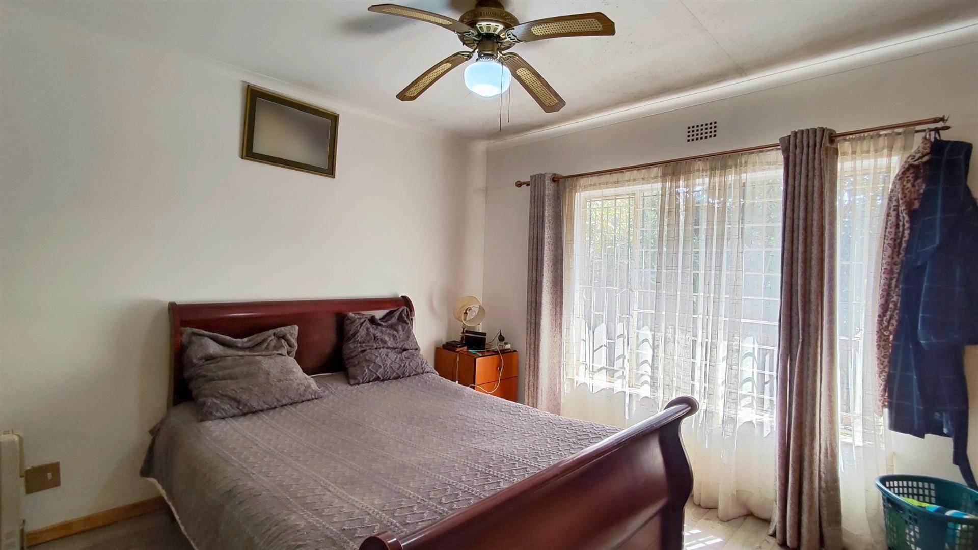 Main Bedroom - 18 square meters of property in Birchleigh North