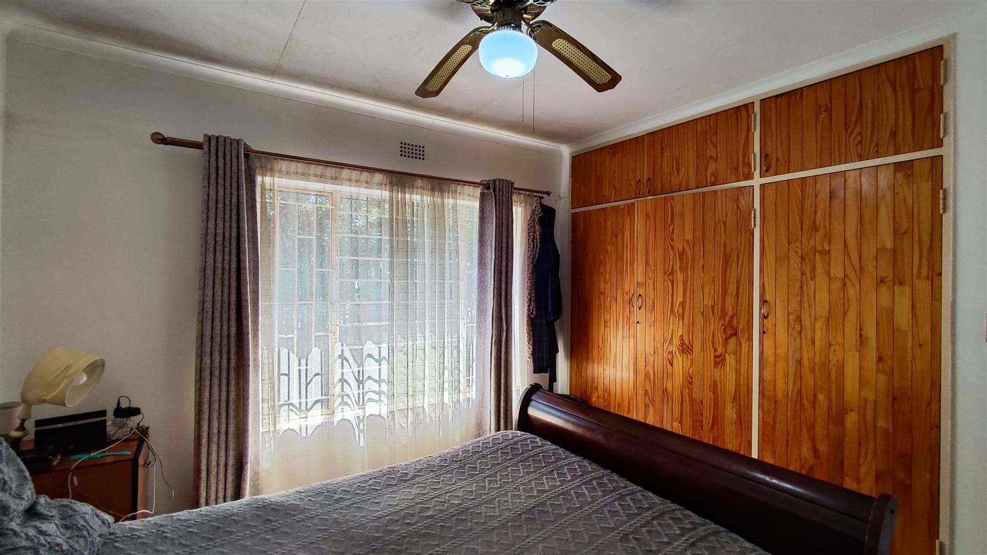 Main Bedroom - 18 square meters of property in Birchleigh North