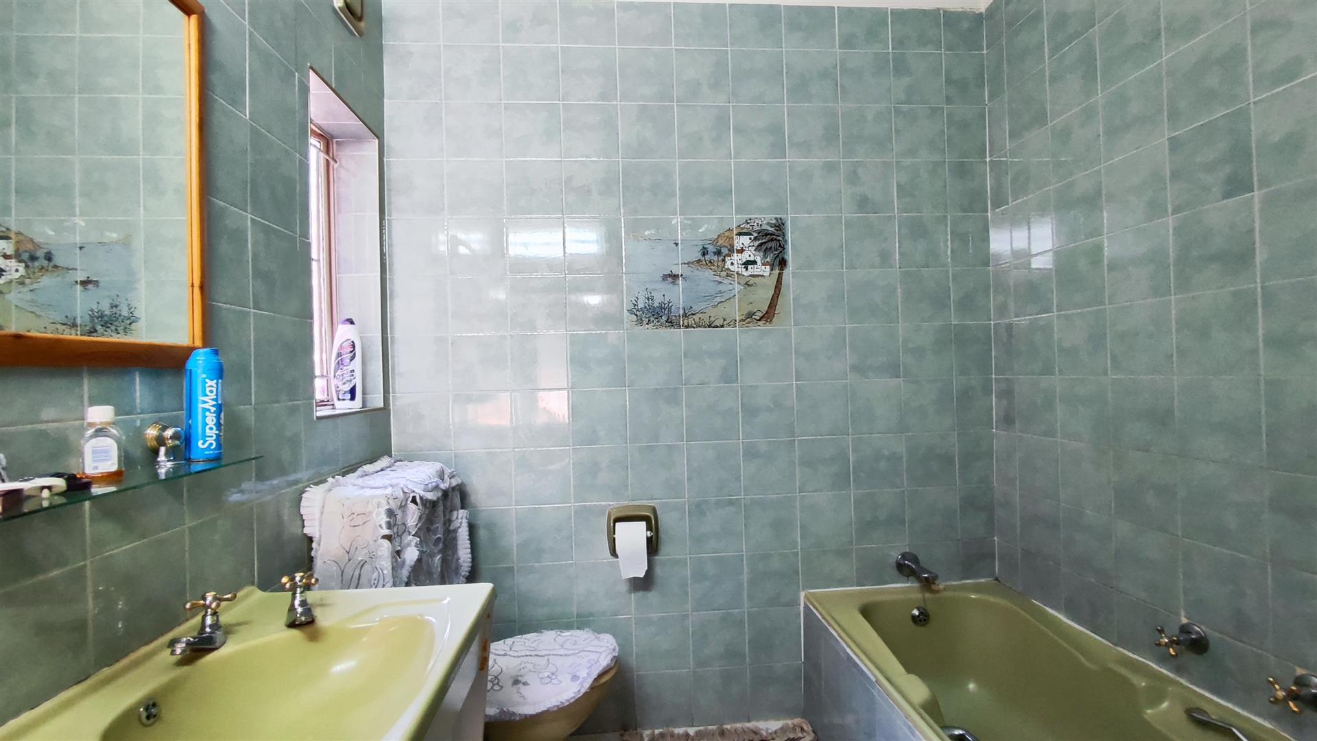 Main Bathroom - 6 square meters of property in Birchleigh North