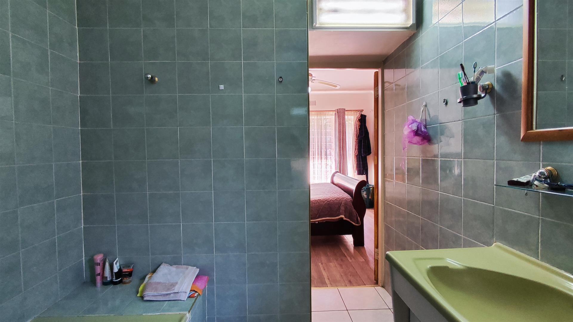 Main Bathroom - 6 square meters of property in Birchleigh North