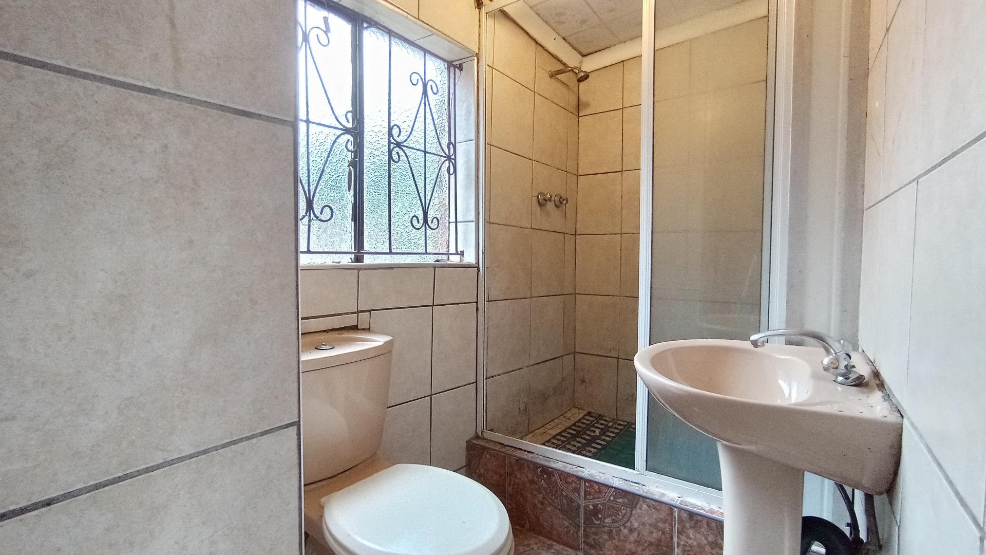 Bathroom 2 - 4 square meters of property in Pietermaritzburg (KZN)