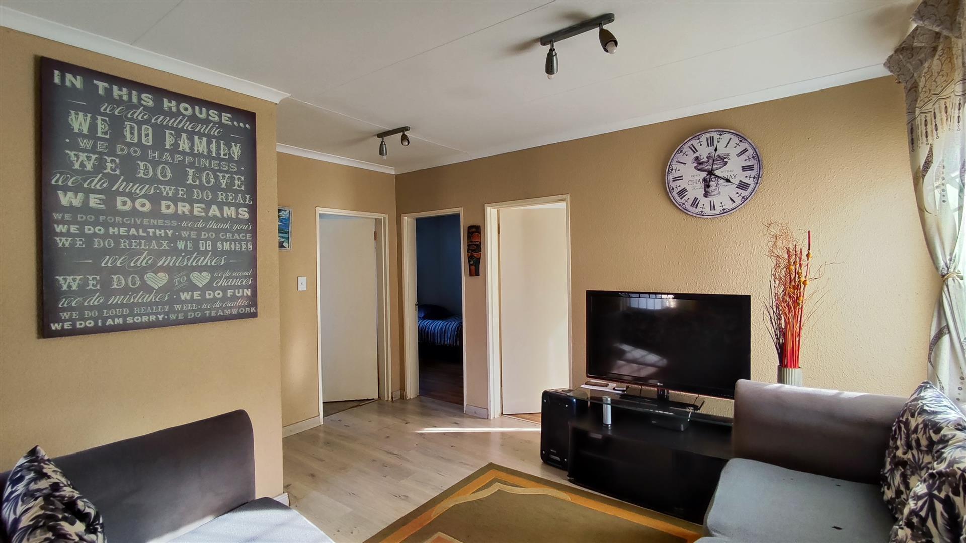 Lounges - 17 square meters of property in Salfin