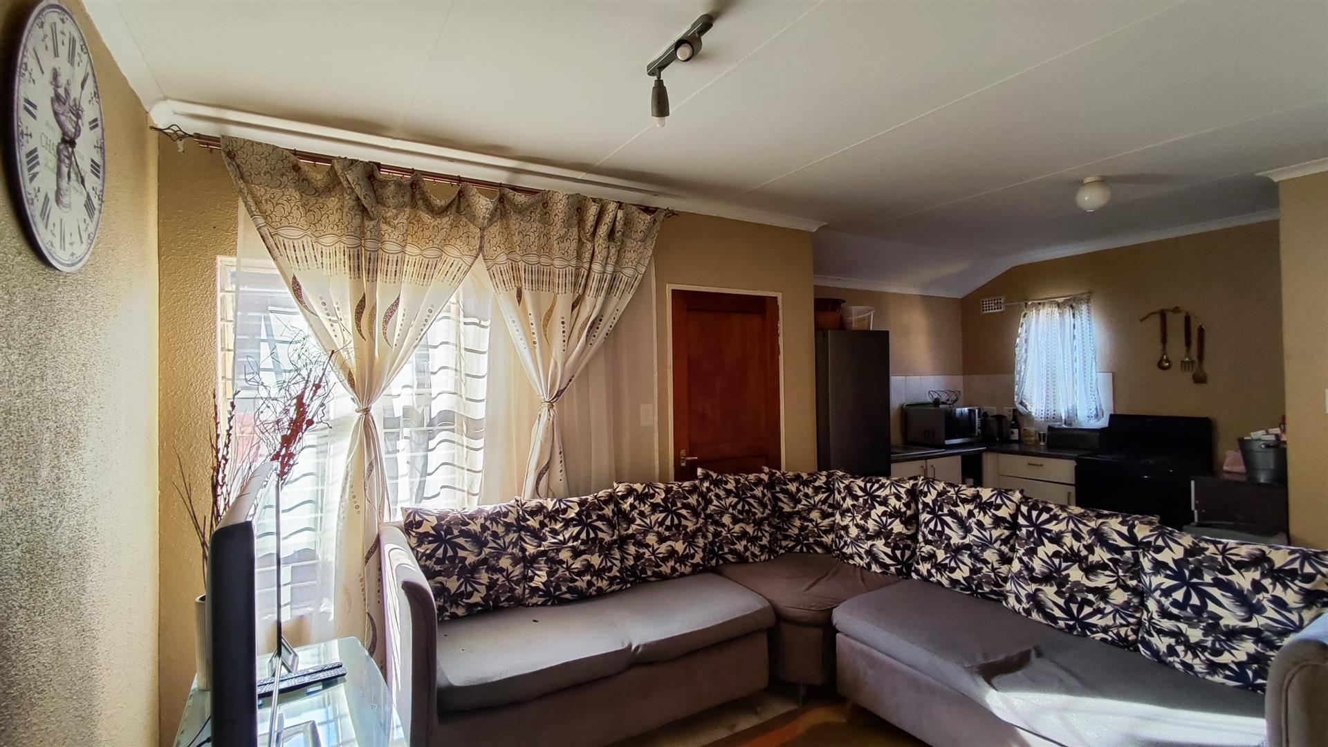 Lounges - 17 square meters of property in Salfin