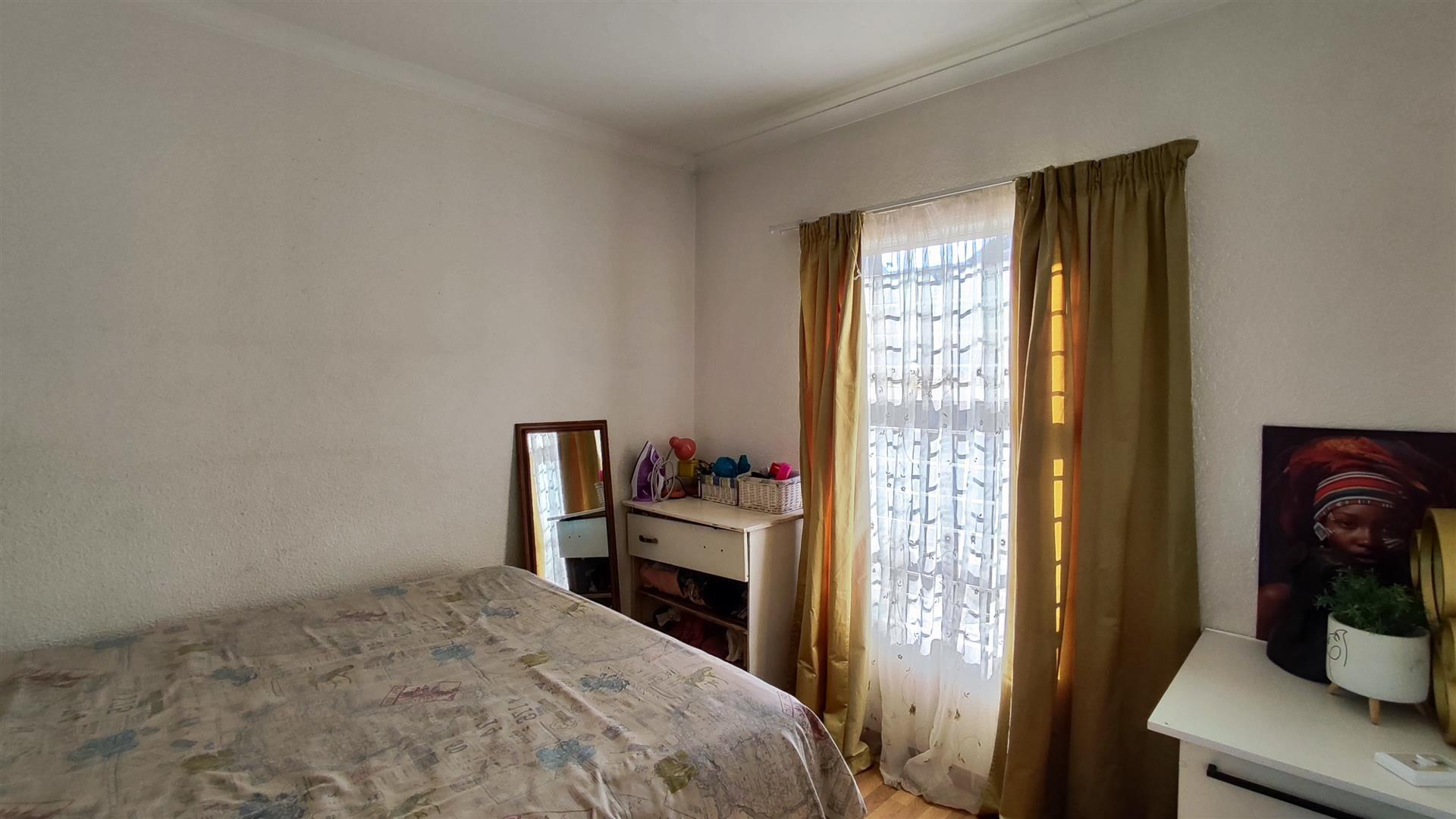 Bed Room 1 - 10 square meters of property in Salfin