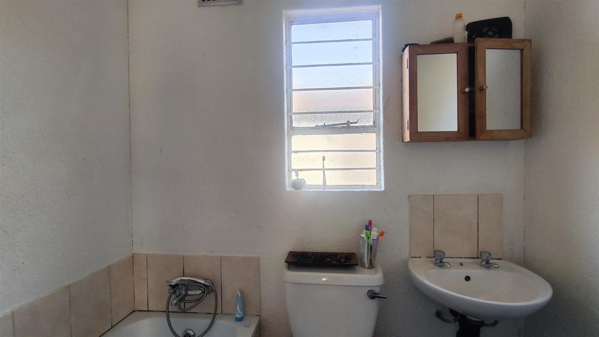 Bathroom 1 - 4 square meters of property in Salfin