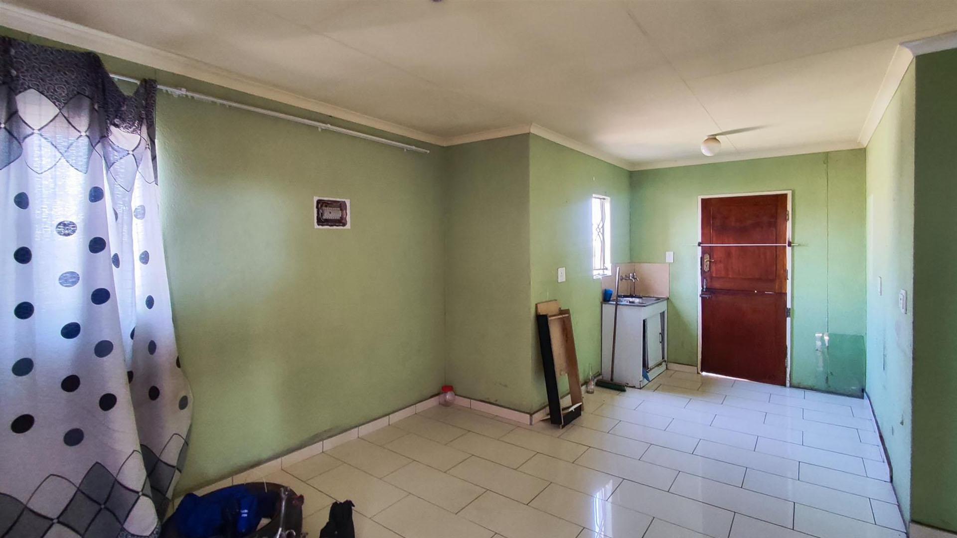 Lounges - 13 square meters of property in Windmill Park