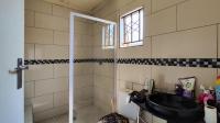 Main Bathroom - 5 square meters of property in Windmill Park