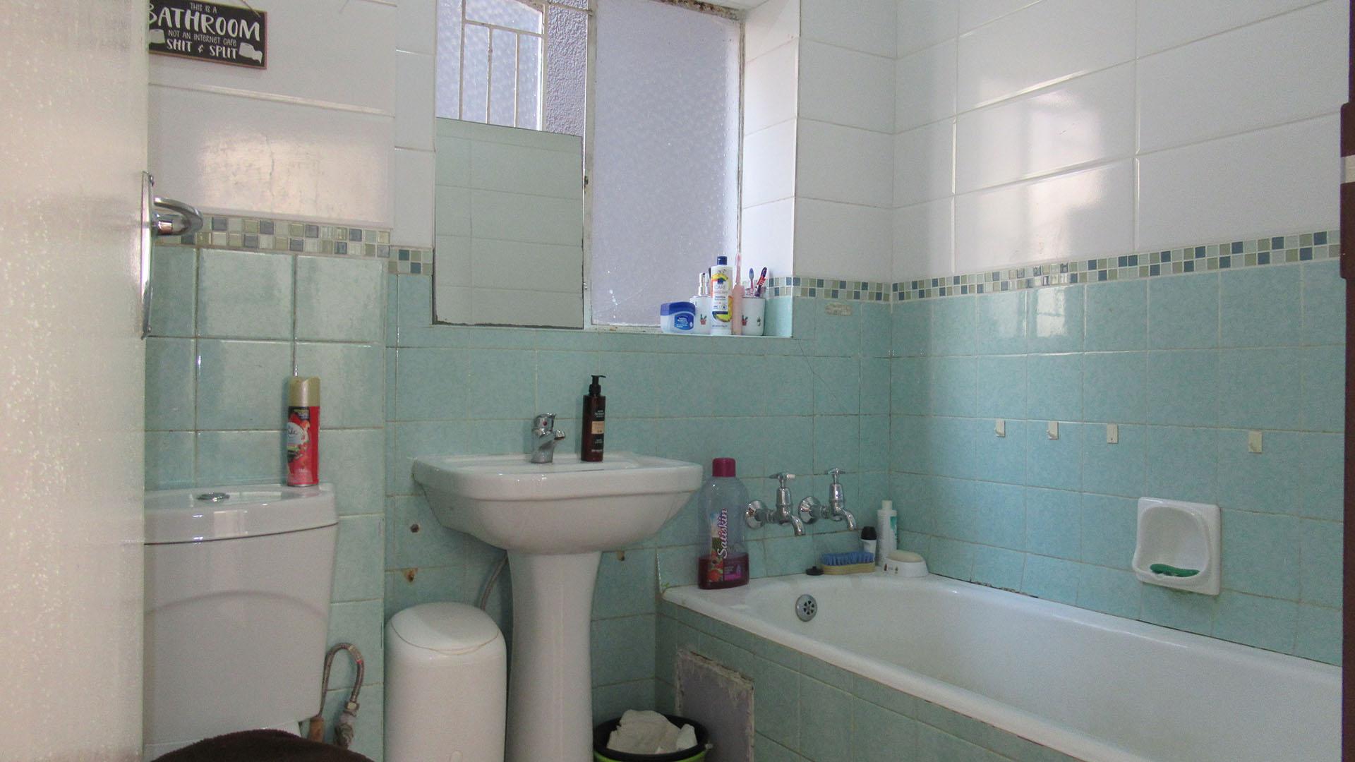 Bathroom 1 - 4 square meters of property in Witpoortjie