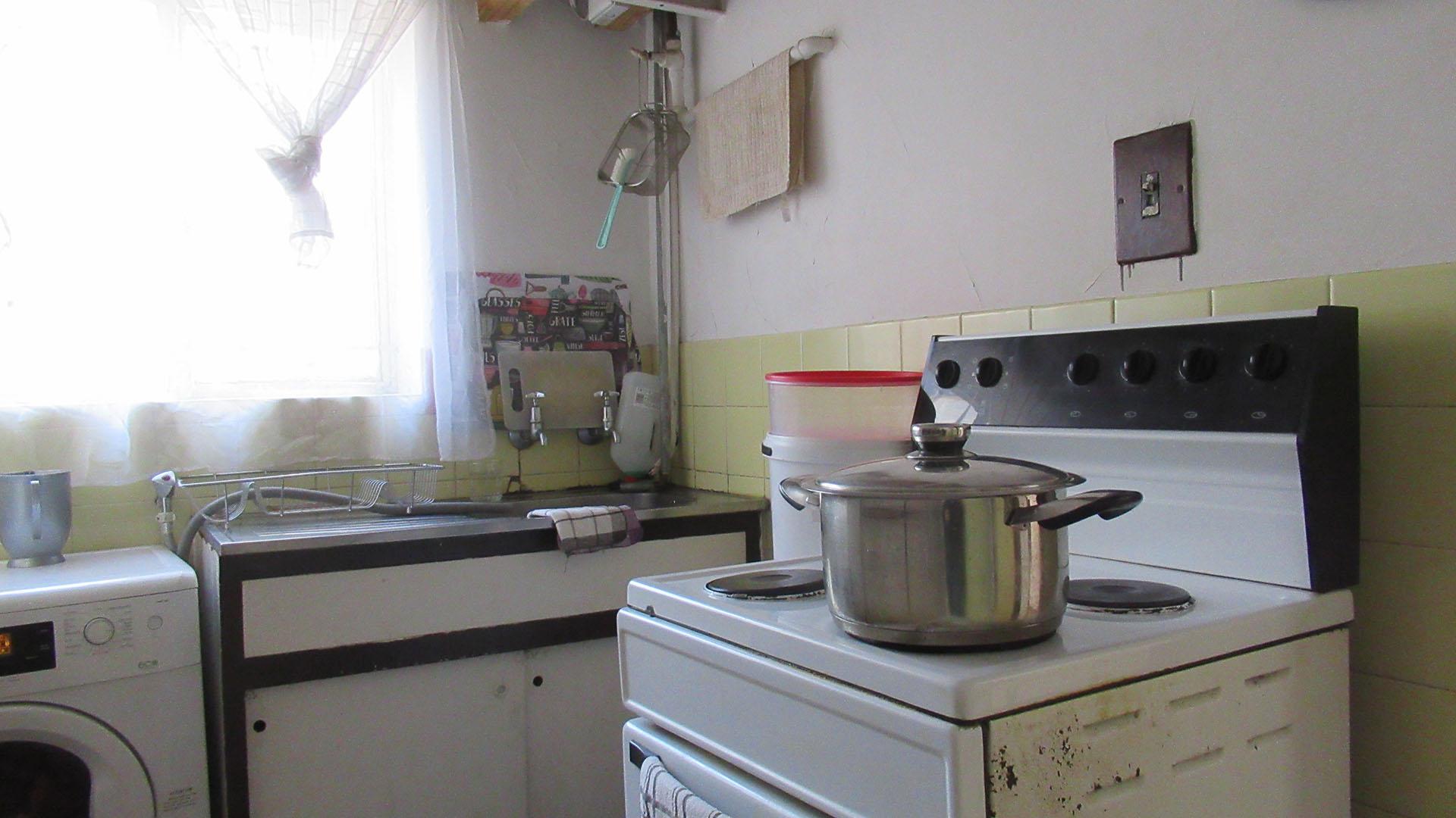 Kitchen - 6 square meters of property in Witpoortjie