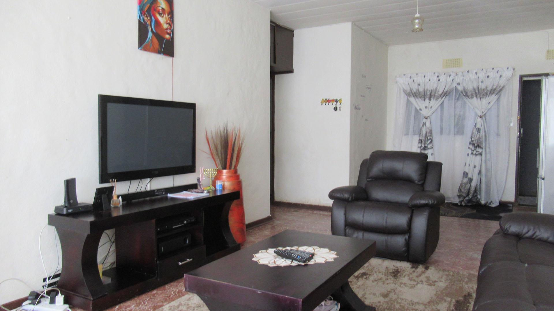 Lounges - 32 square meters of property in Witpoortjie