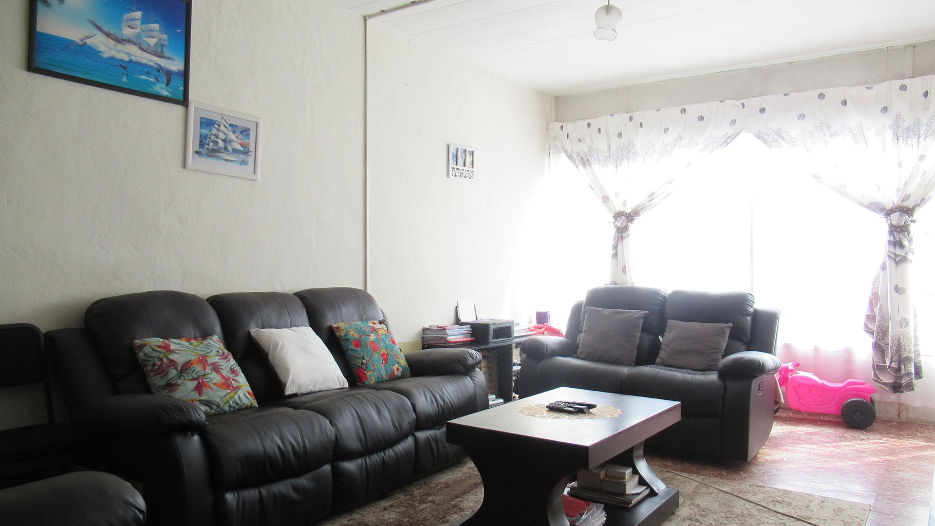 Lounges - 32 square meters of property in Witpoortjie