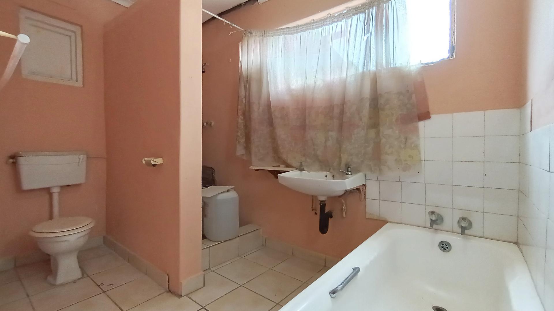 Bathroom 1 - 15 square meters of property in Sunwich Port