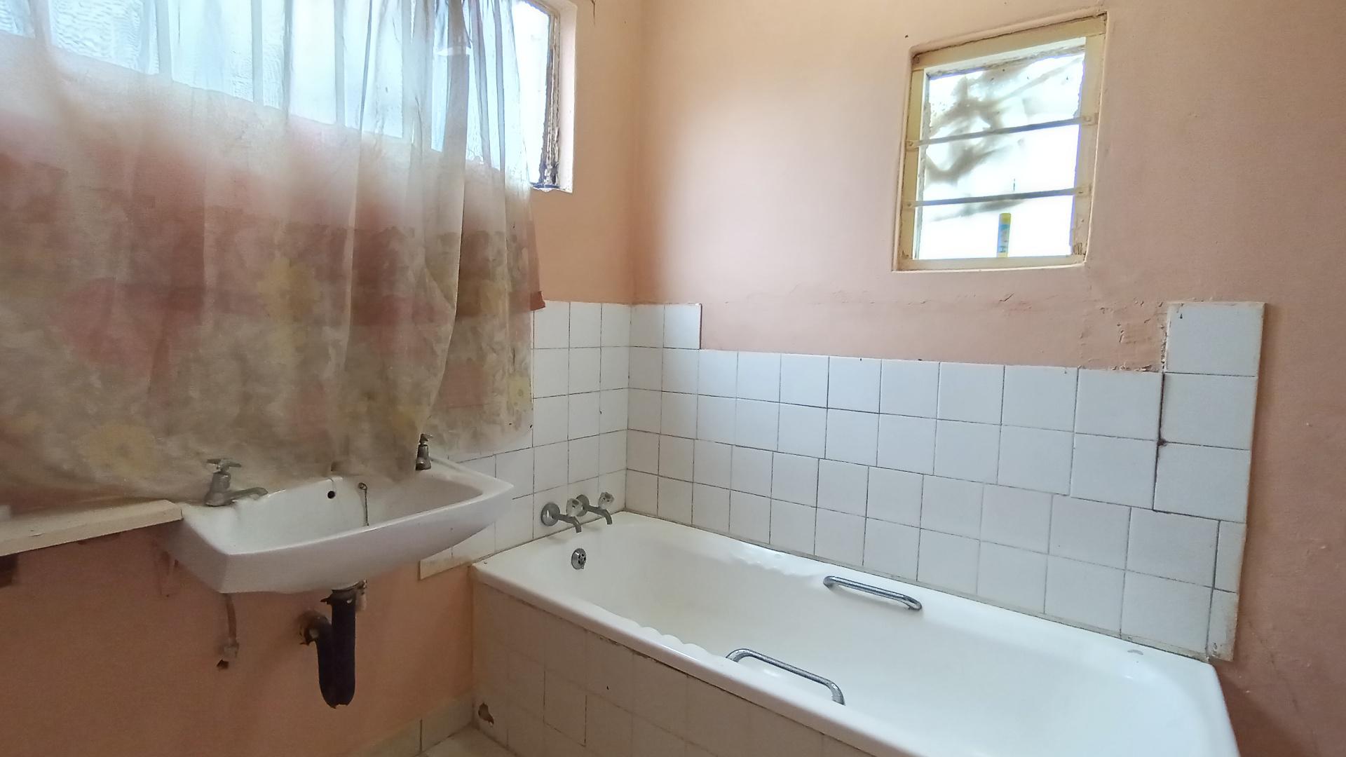 Bathroom 1 - 15 square meters of property in Sunwich Port