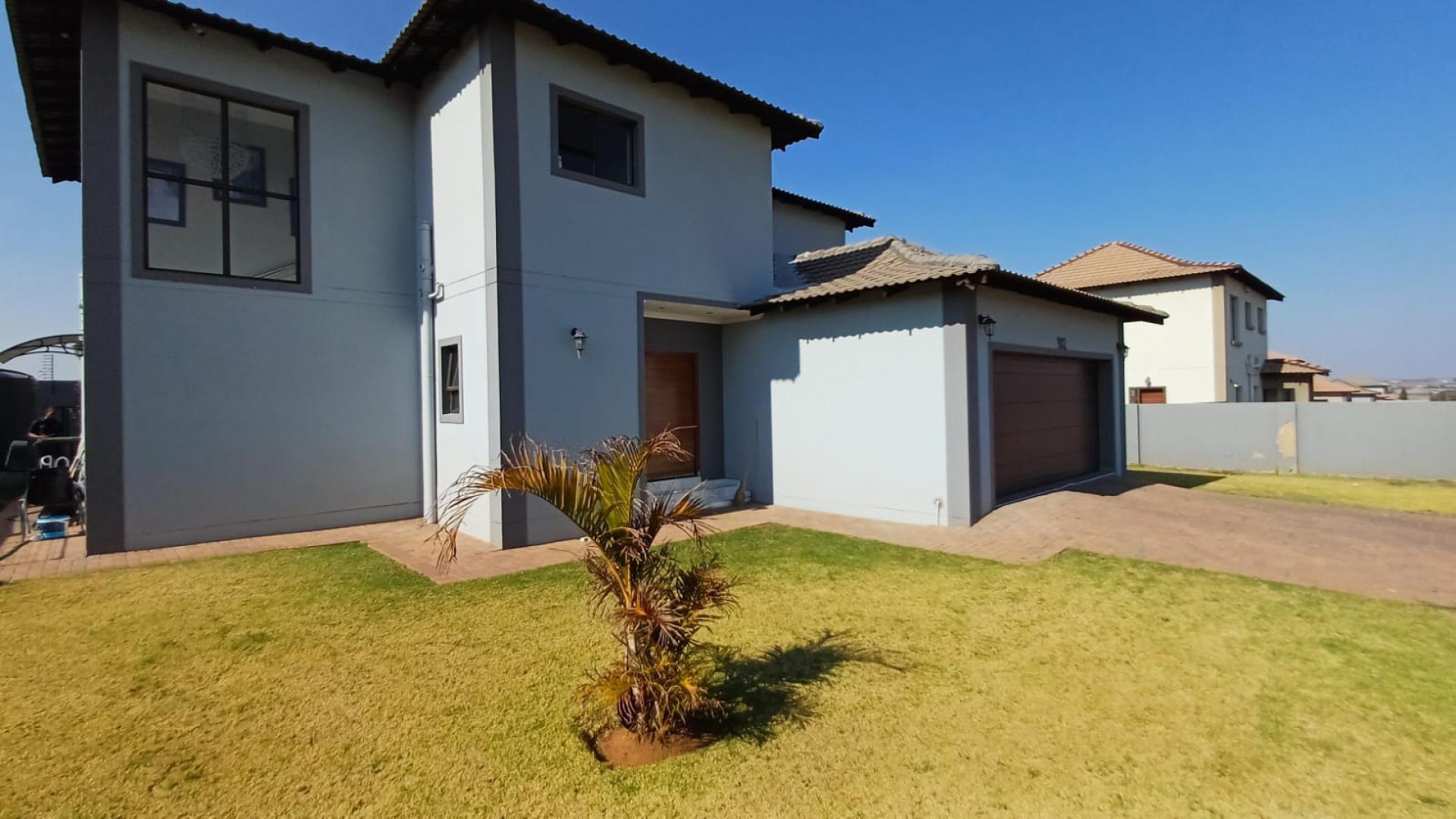 Front View of property in Halfway House