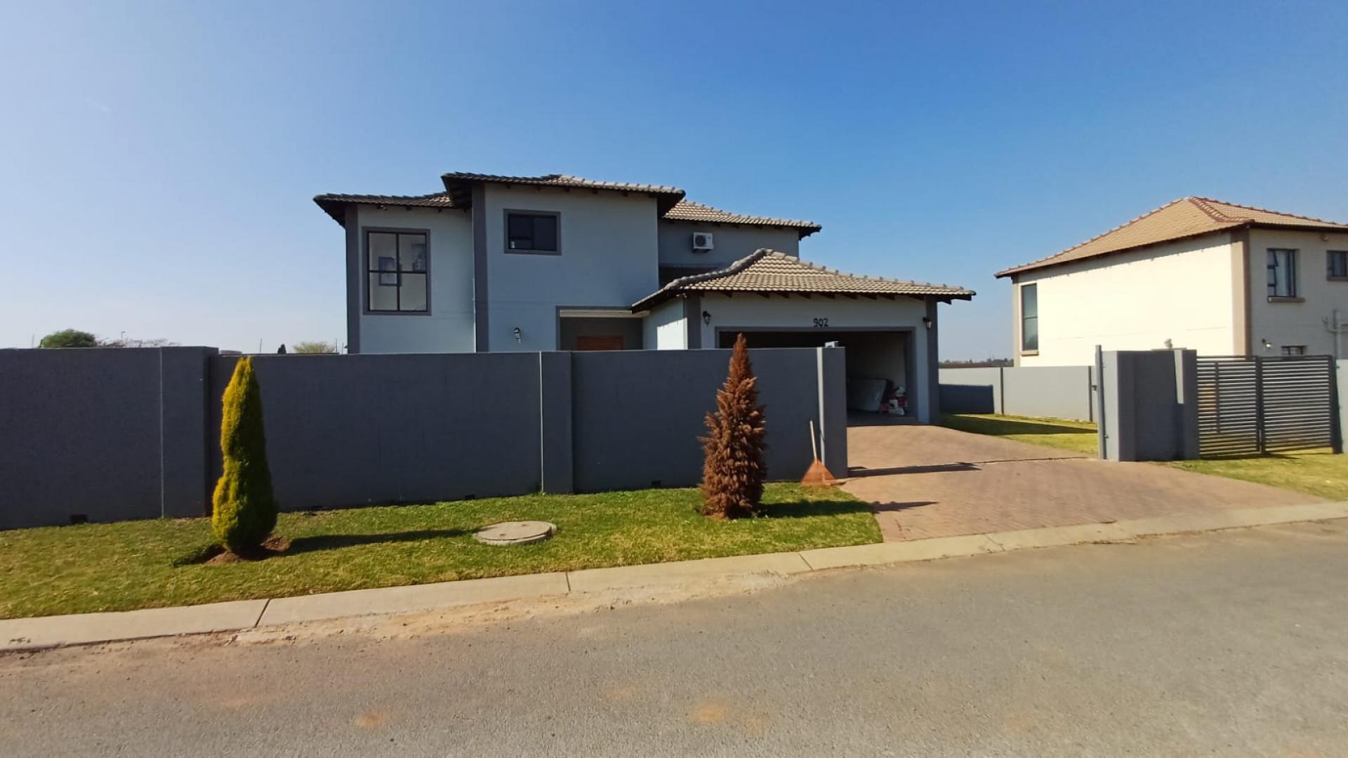 Front View of property in Halfway House