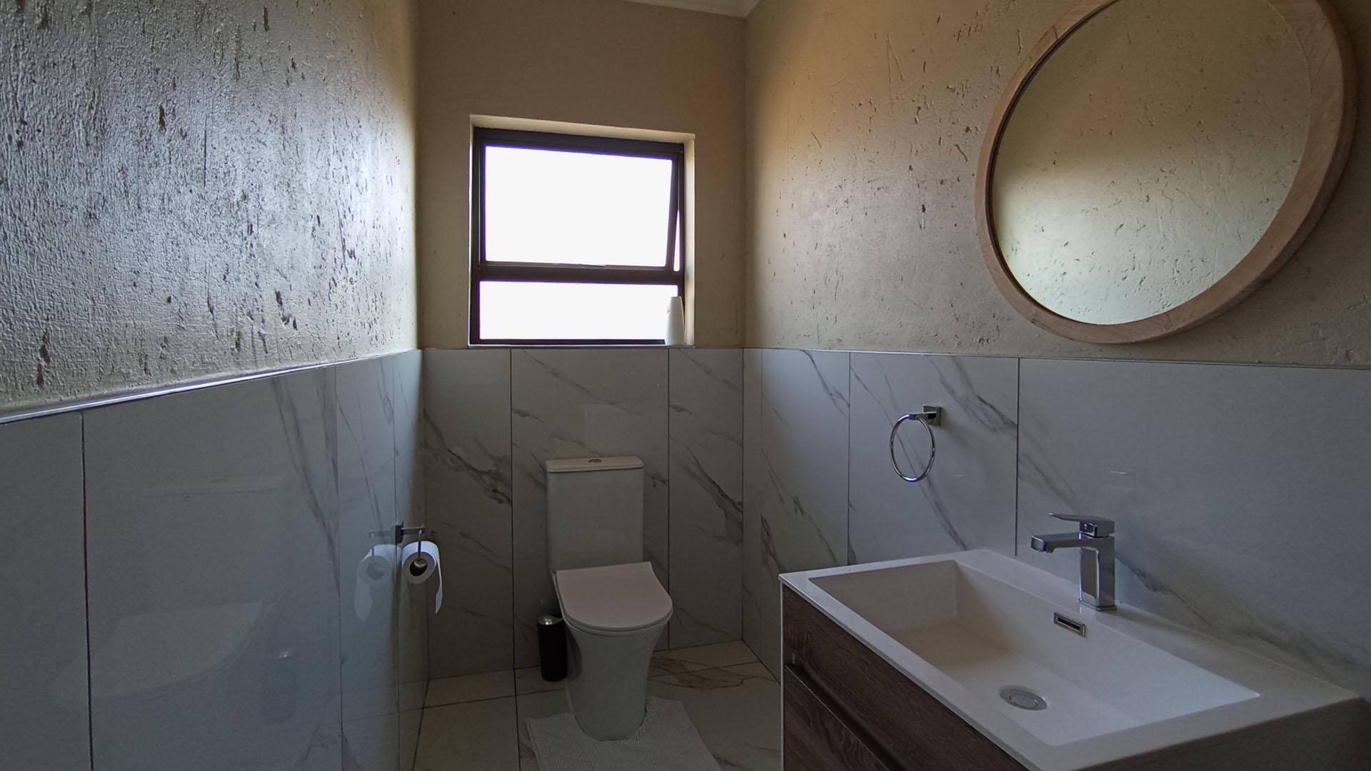 Bathroom 2 - 7 square meters of property in Halfway House