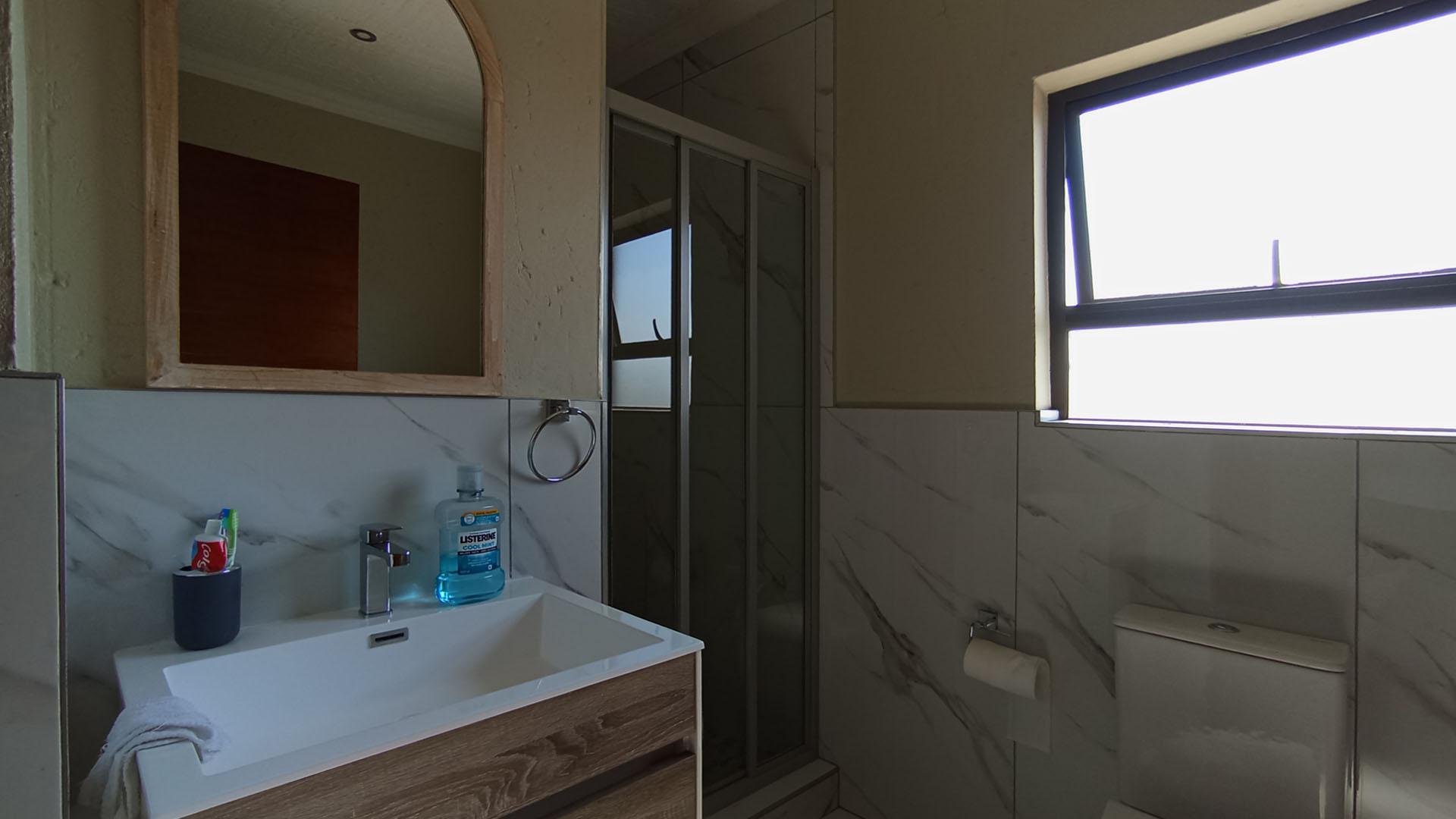 Bathroom 3+ - 7 square meters of property in Halfway House