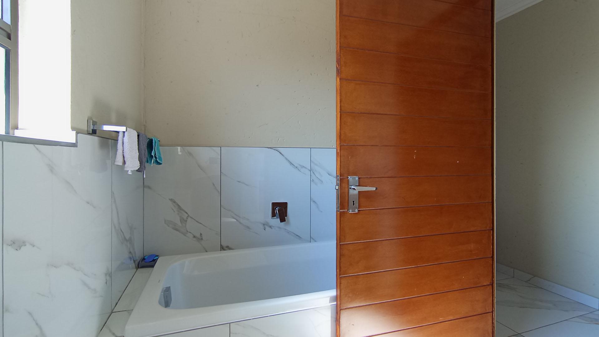 Bathroom 3+ - 7 square meters of property in Halfway House