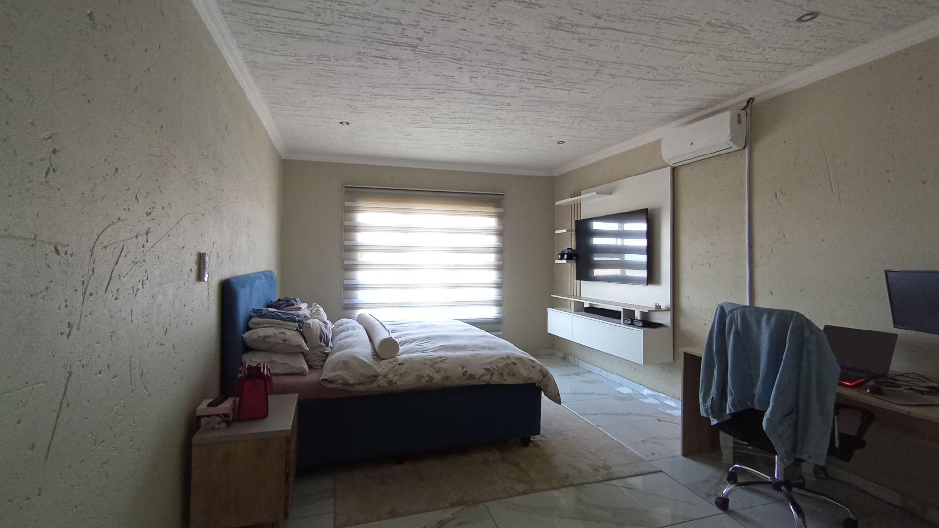 Main Bedroom - 38 square meters of property in Halfway House