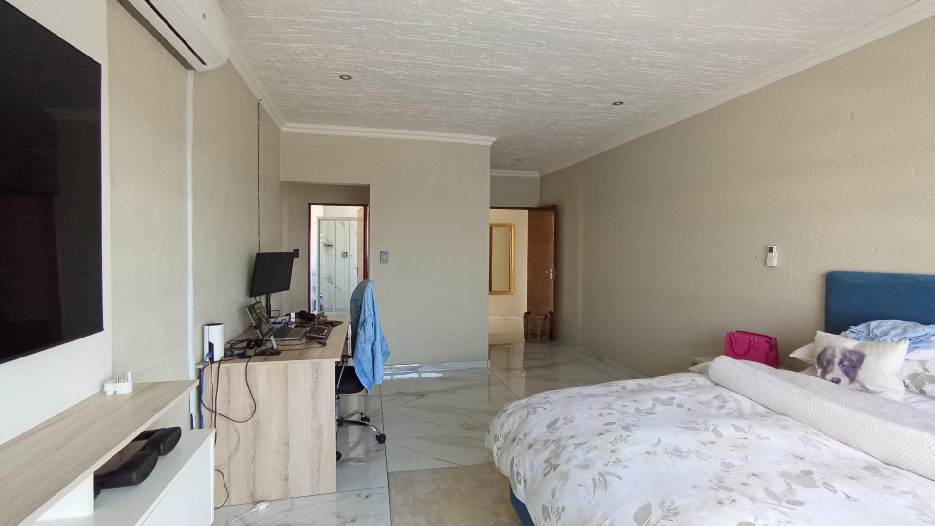 Main Bedroom - 38 square meters of property in Halfway House