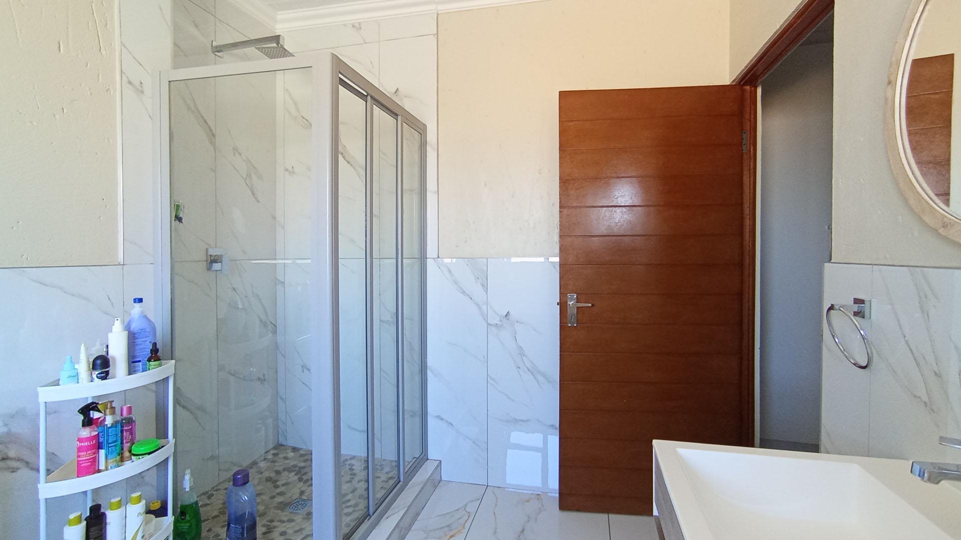 Main Bathroom - 11 square meters of property in Halfway House