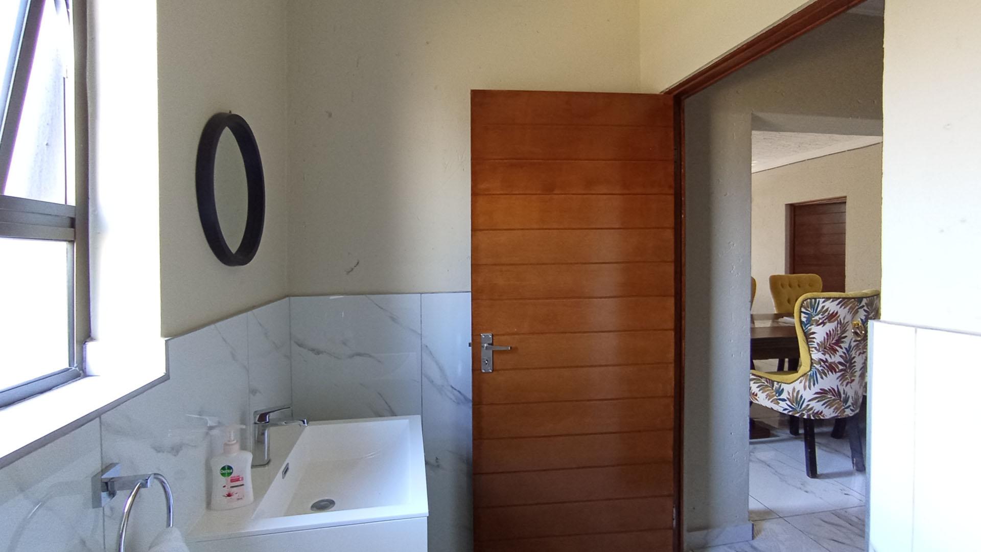 Guest Toilet - 4 square meters of property in Halfway House