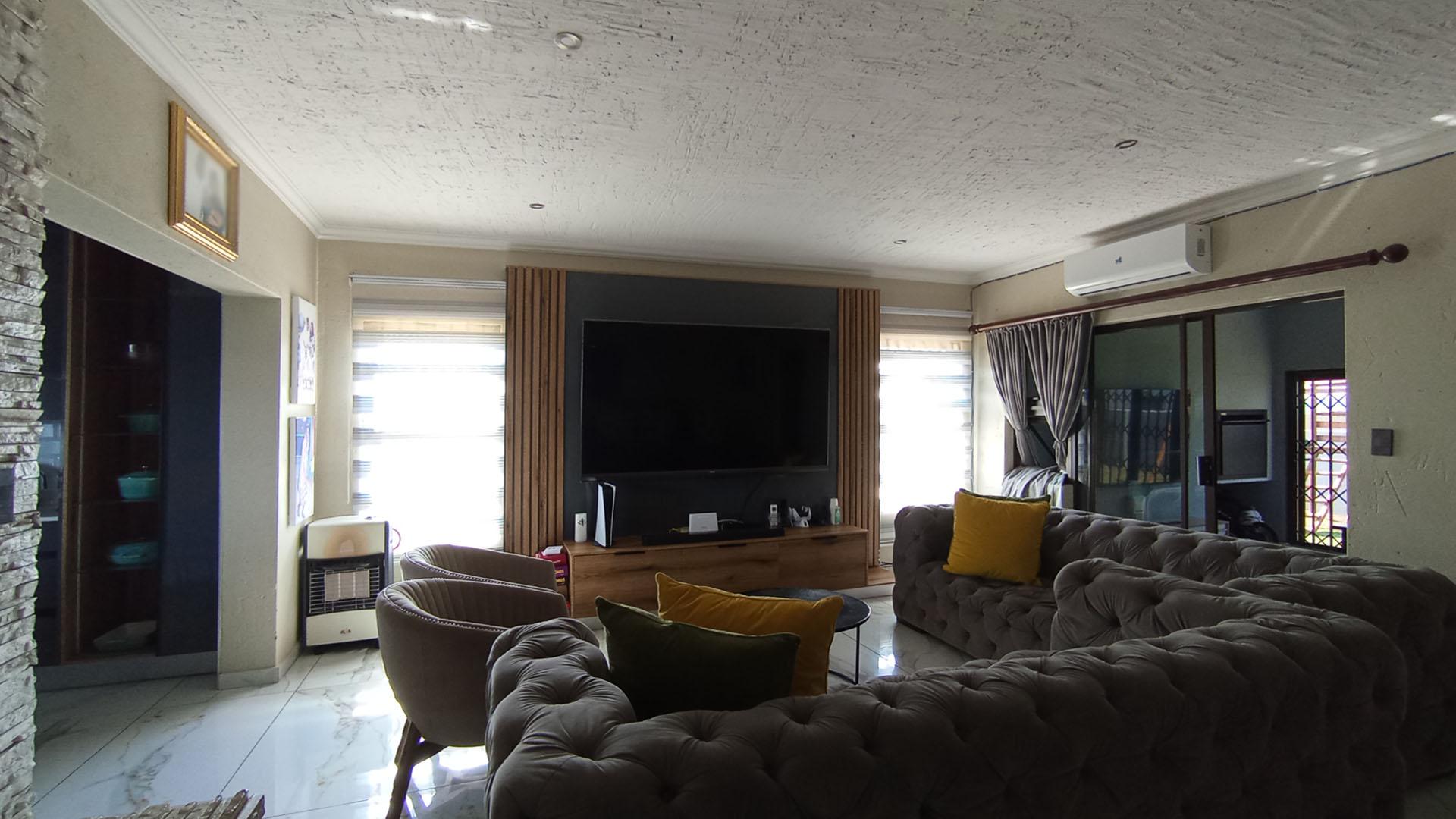 Informal Lounge - 28 square meters of property in Halfway House