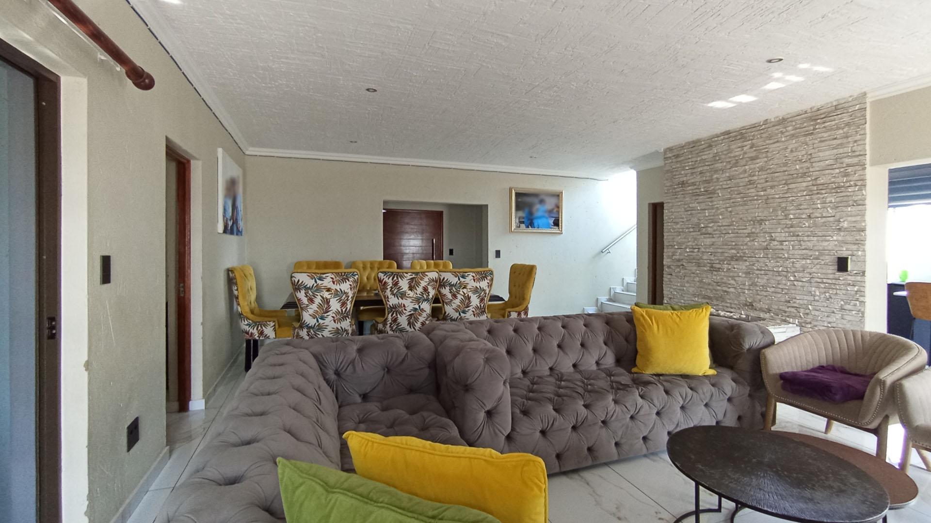 Informal Lounge - 28 square meters of property in Halfway House