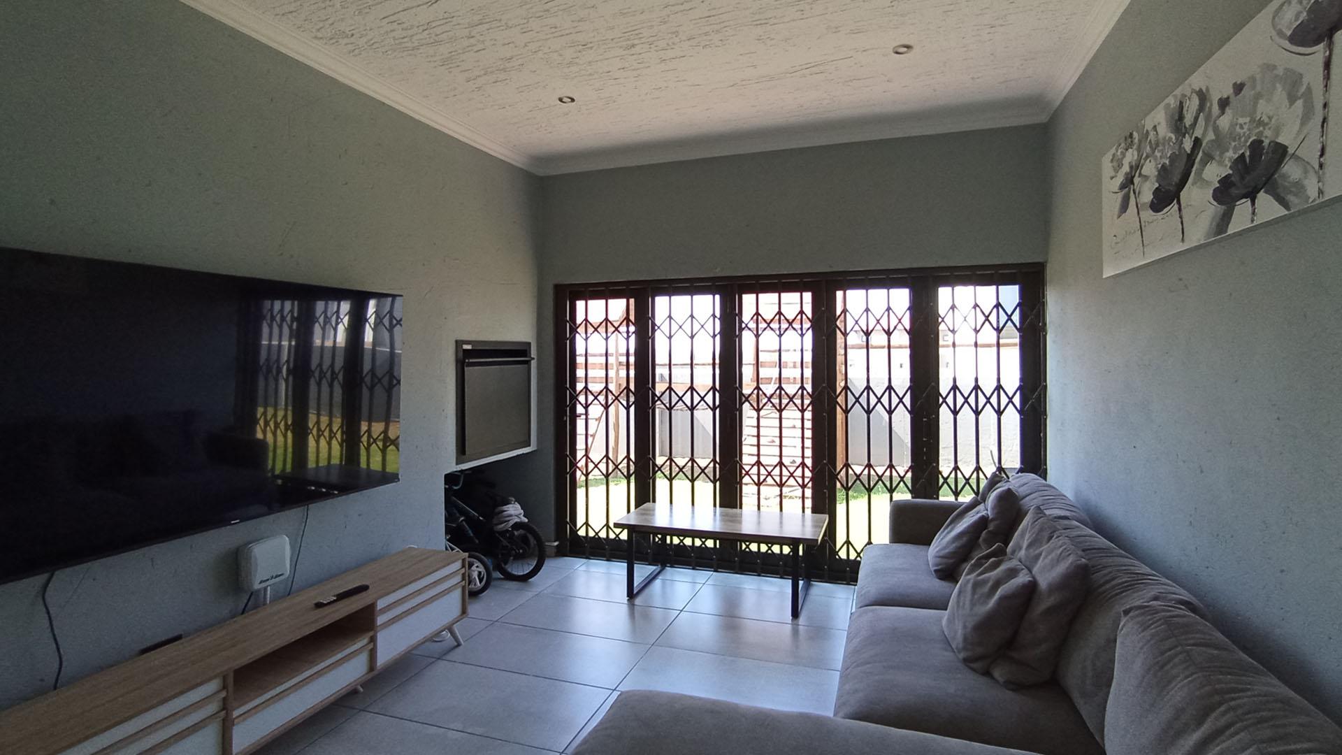 Lounges - 15 square meters of property in Halfway House