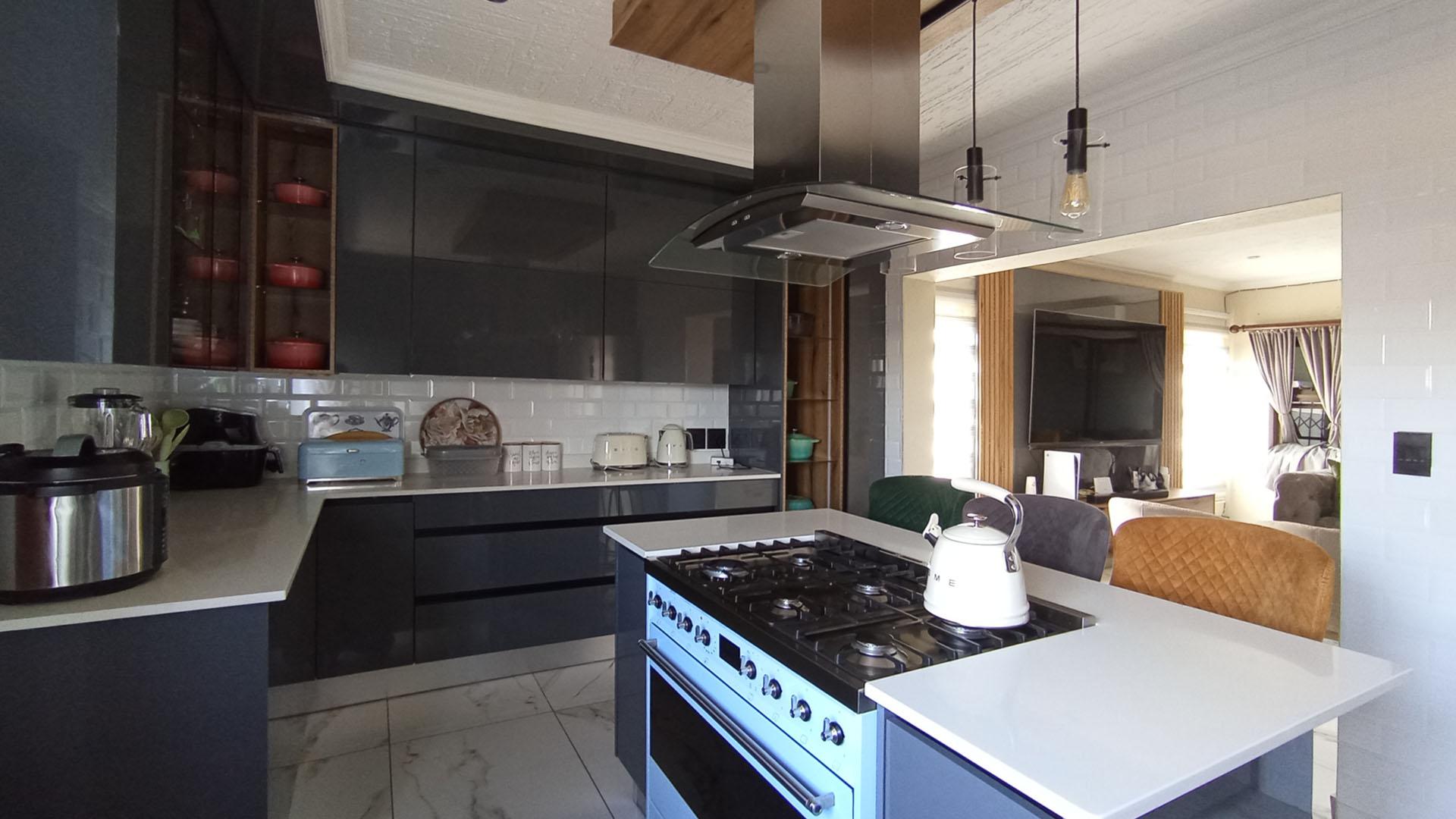 Kitchen - 19 square meters of property in Halfway House