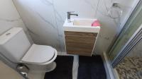 Bathroom 1 of property in Halfway House