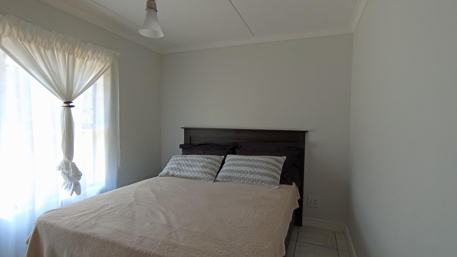 Bed Room 1 - 10 square meters of property in Linbro Park A.H.