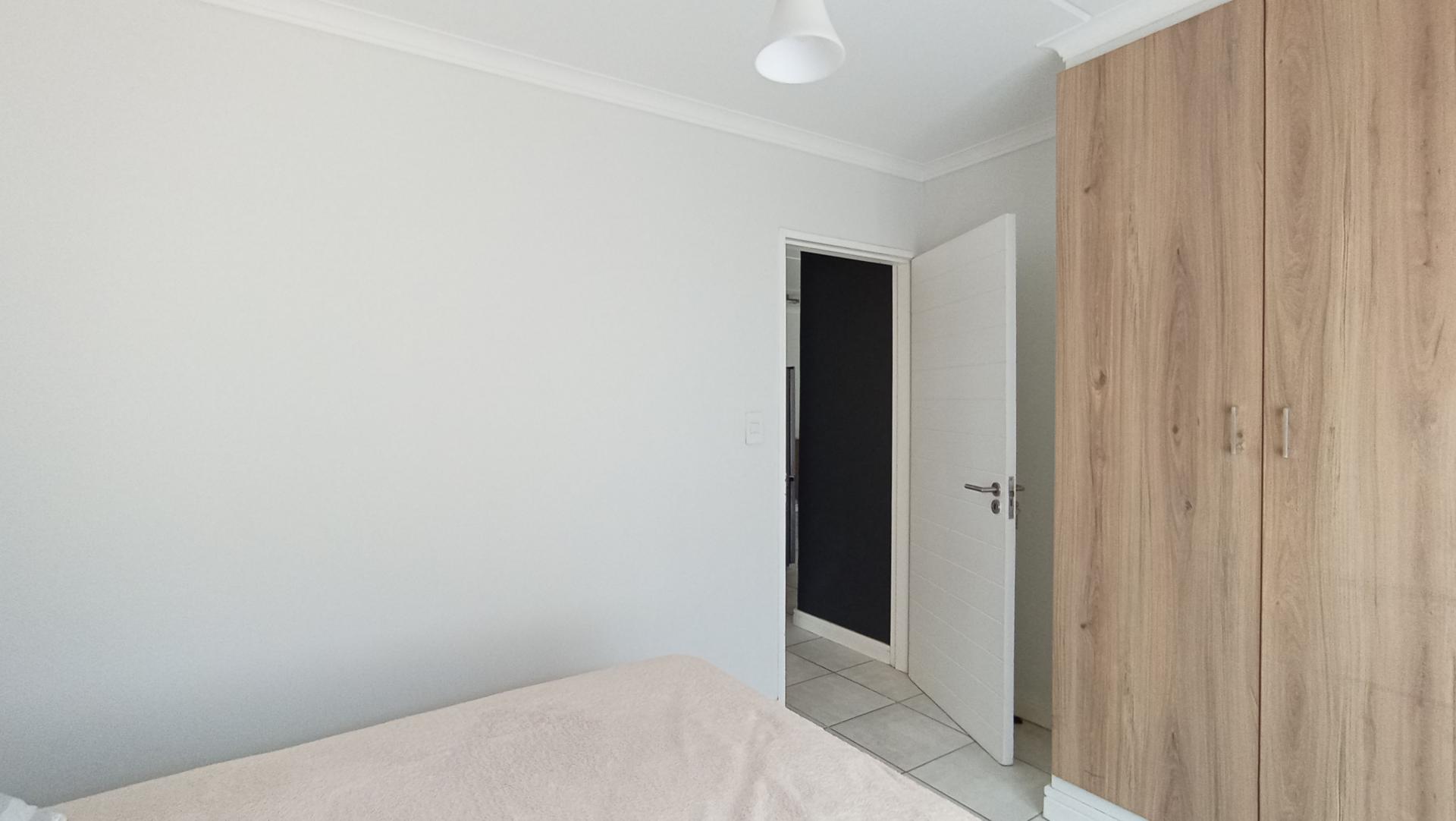 Bed Room 1 - 10 square meters of property in Linbro Park A.H.