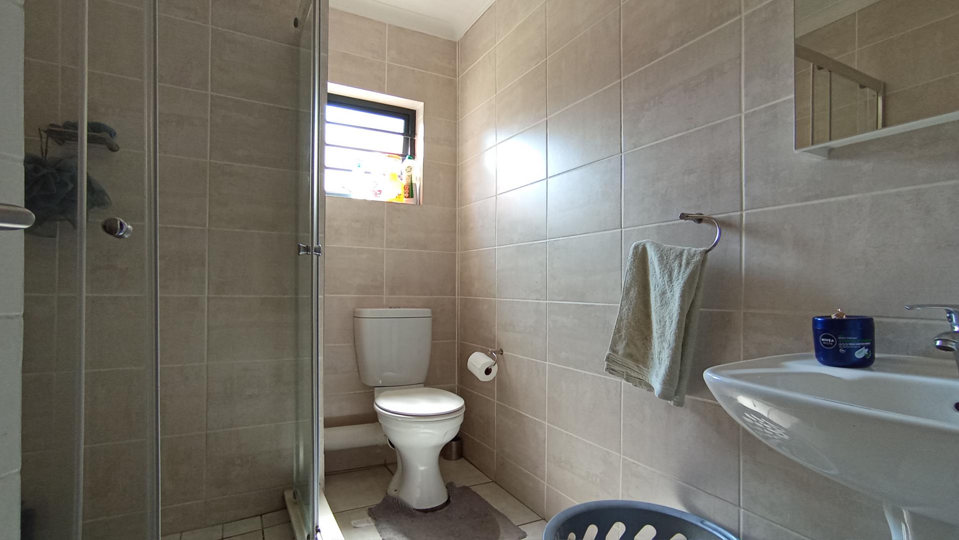 Bathroom 1 - 5 square meters of property in Linbro Park A.H.