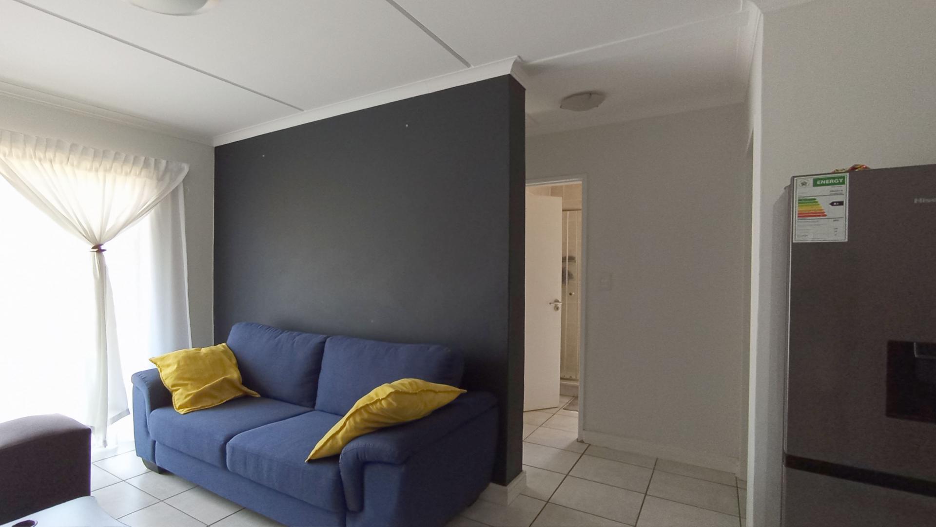 Lounges - 10 square meters of property in Linbro Park A.H.