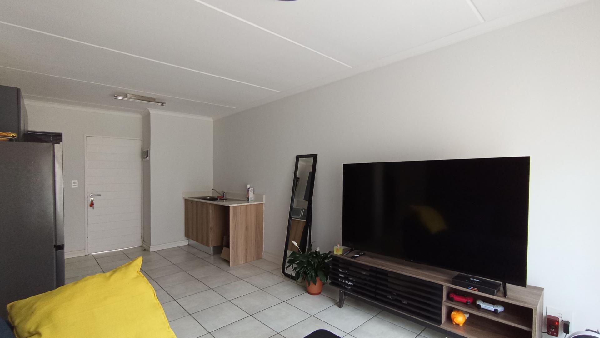 Lounges - 10 square meters of property in Linbro Park A.H.