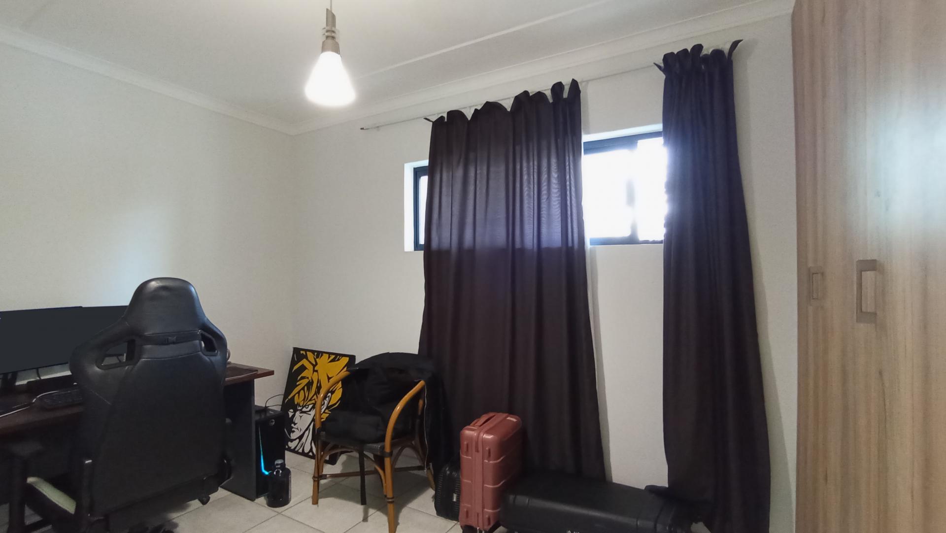 Bed Room 2 - 11 square meters of property in Linbro Park A.H.