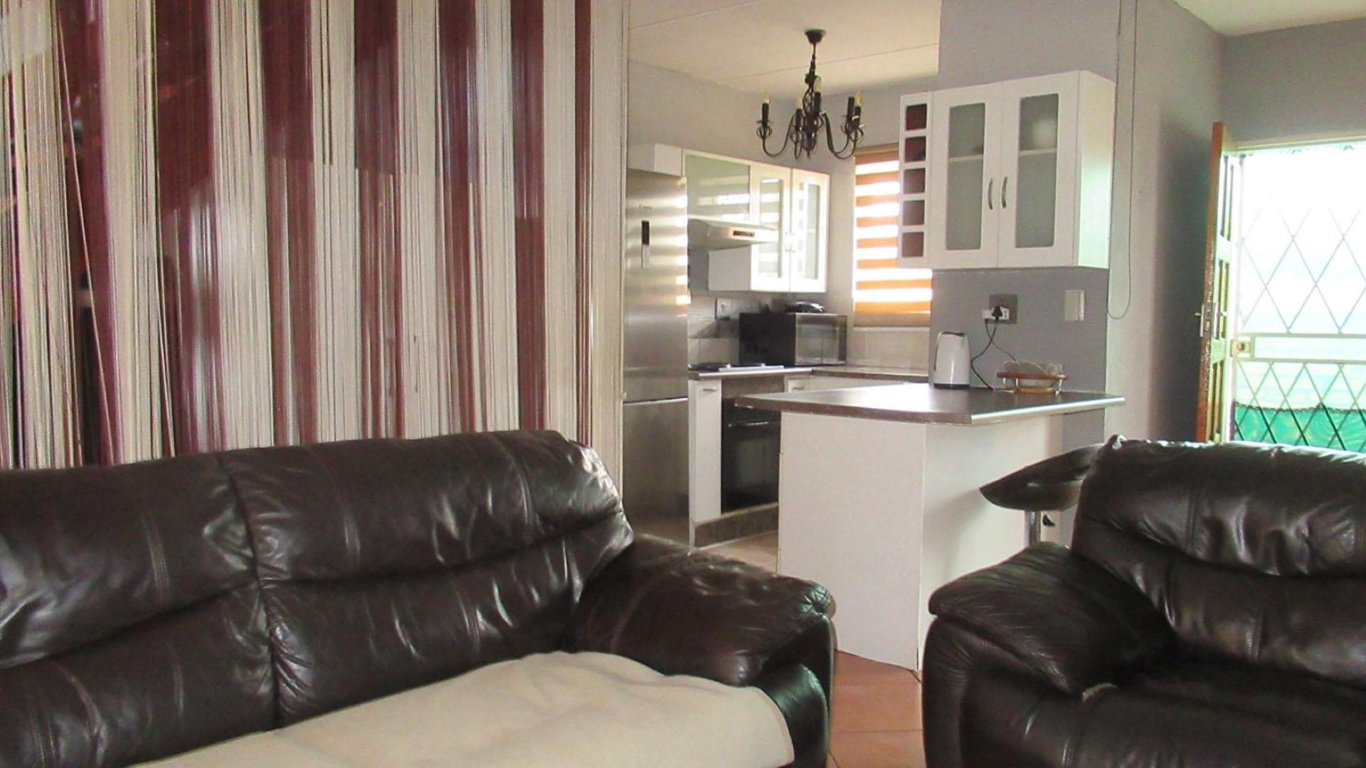 Lounges - 20 square meters of property in Strubensvallei