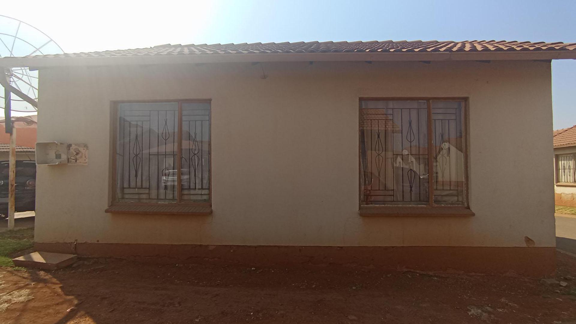 Front View of property in Clayville
